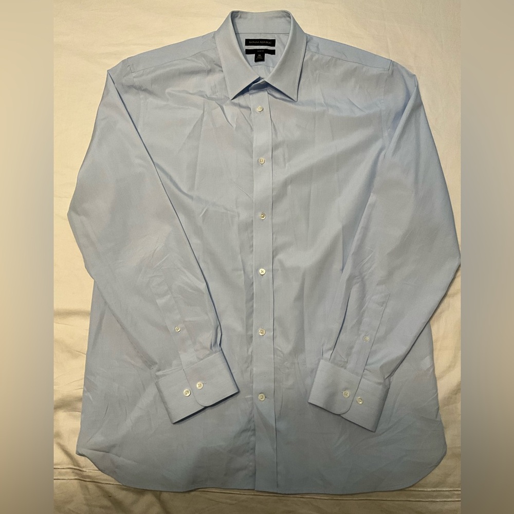 Men’s Banana Republic slim fit dress shirt.